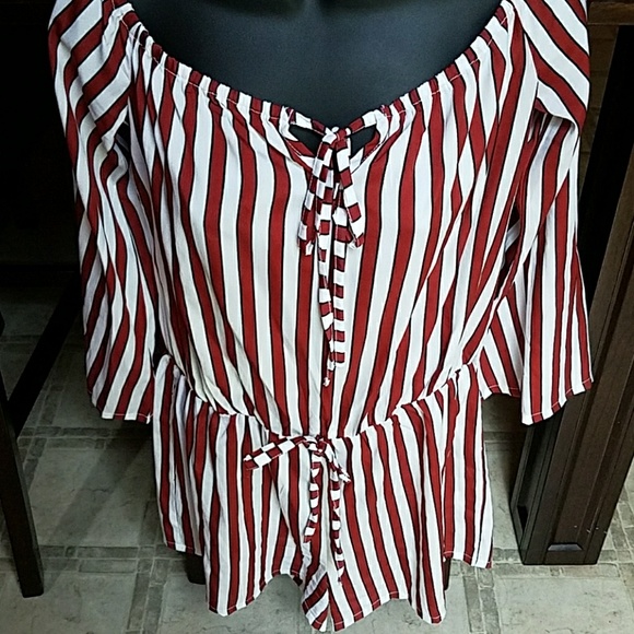 Striped off-shoulder short romper - Picture 3 of 4